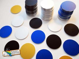  Ronde plaatjes in zilver, blauw, goud, zwart, groen of rood geanodiseerd aluminium.